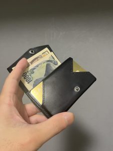【1年使用】 アブラサス小さい財布ブッテーロはクレジットカードが落ちる？使いにくい？レビューを紹介！の画像