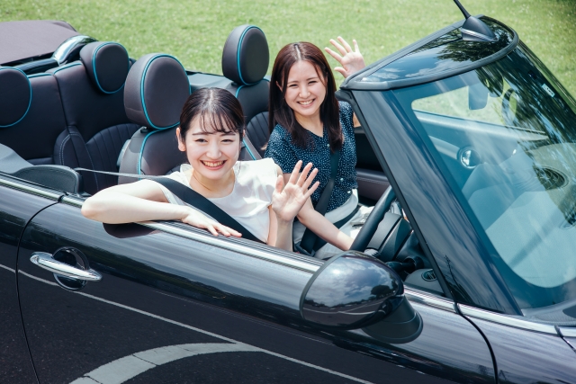 ドライブする女性たち（手を振る・2人）の画像