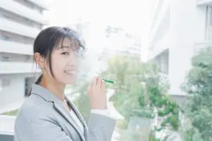 タバコを吸う女性の画像