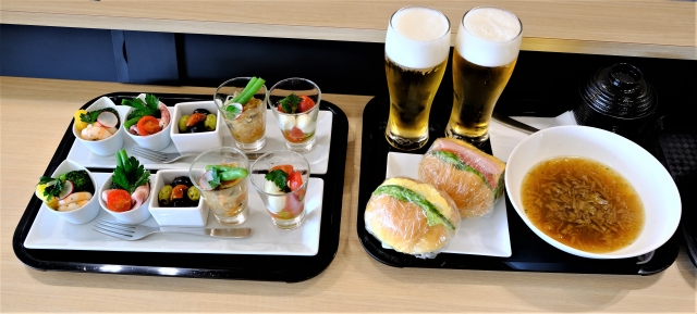 海外空港ラウンジ食事の画像