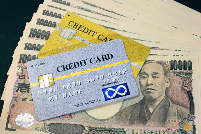 写真素材：クレジットカードと1万円札の画像