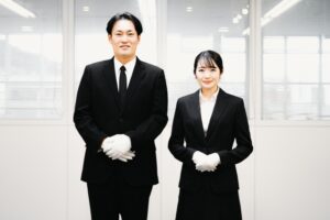 写真素材：白手袋をつけた男女（鑑定士・質屋）の画像
